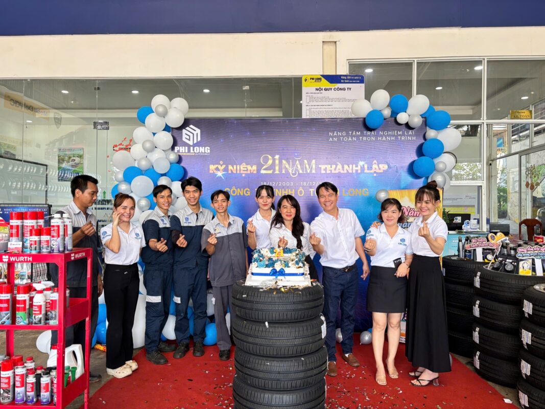 Đội ngũ kỹ thuật viên Phi Long Auto làm việc theo tinh thần Tuân thủ và Tập thể