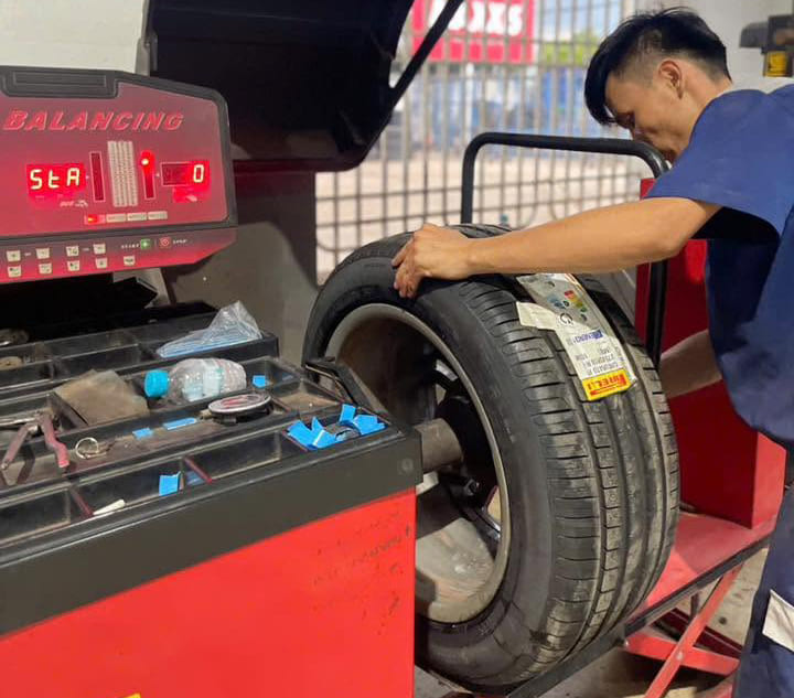 quy trình cân bằng động bánh xe ô tô tại phi long